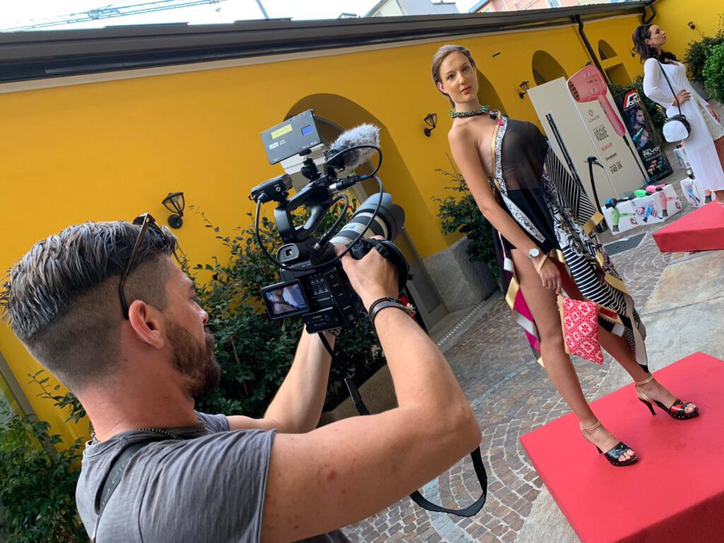 Fotografo e videomaker riprendono una modella durante un evento di moda, servizio fotografico professionale. SNAP Fotografo e videomaker riprendono una modella durante un evento di moda, servizio fotografico professionale. SNAP
