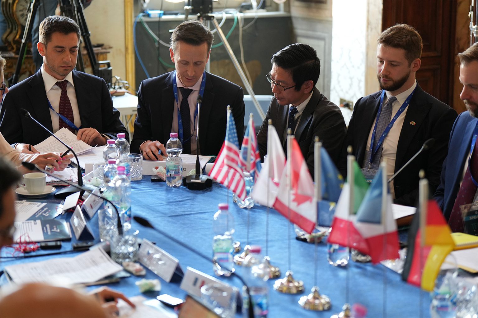 avolo di conferenza internazionale con delegati e bandiere, ripreso con sistema multicamera per eventi live SNAP