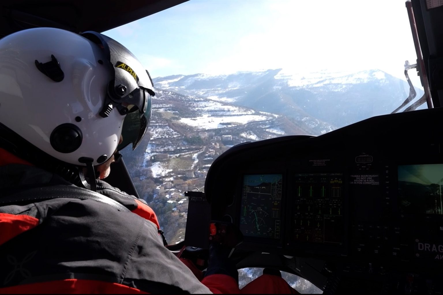 Operatore video SNAP S.r.l. in elicottero durante reportage aereo – riprese professionali di eventi e cronaca in Italia e nel mondo.