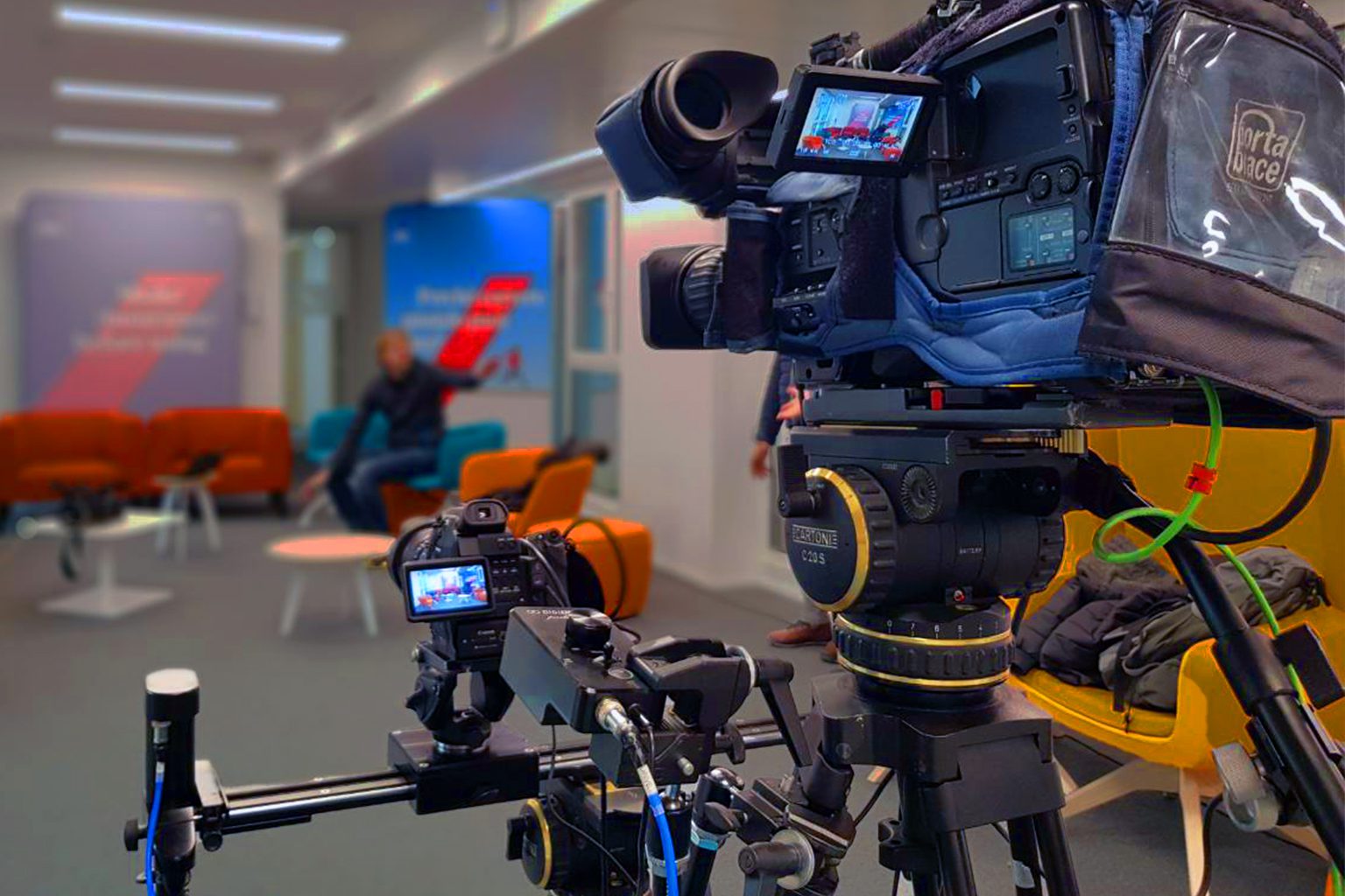 Telecamere broadcast SNAP professionali su treppiede in uno studio moderno, disponibili per noleggio e riprese.